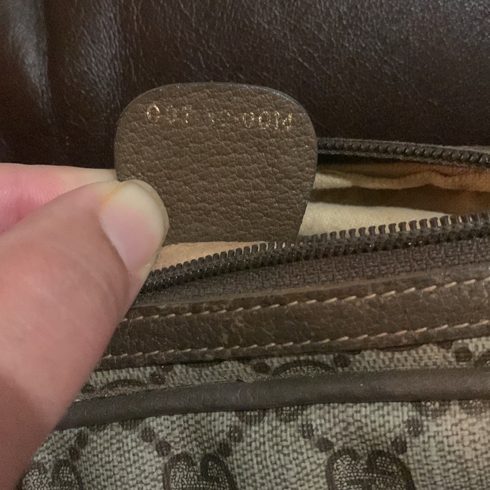 Selling a Gucci vintage bag 💯 authentic - Picture 2 of 5